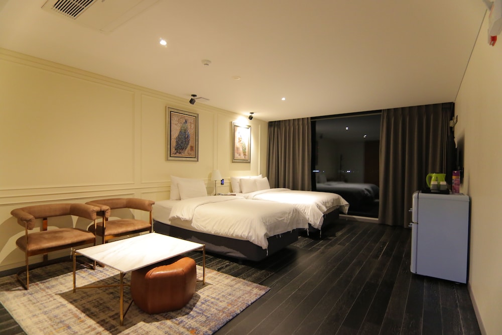 Standard Twin Room - Photo 3