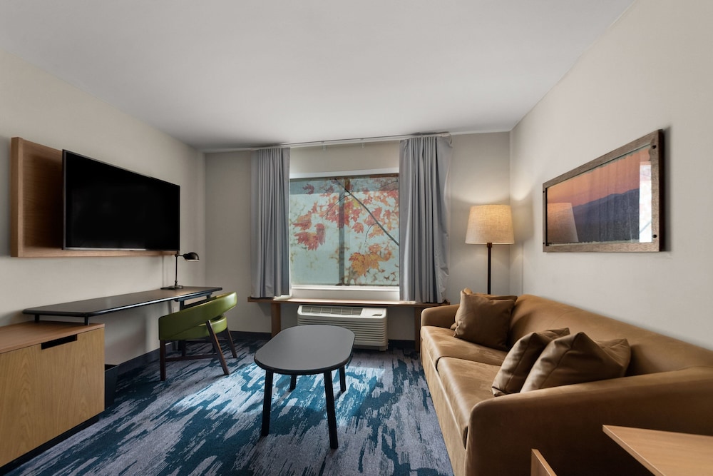 Suite, 1 King Bed with Sofa bed (Mobility Accessible, Roll-In Shower) - Photo 2