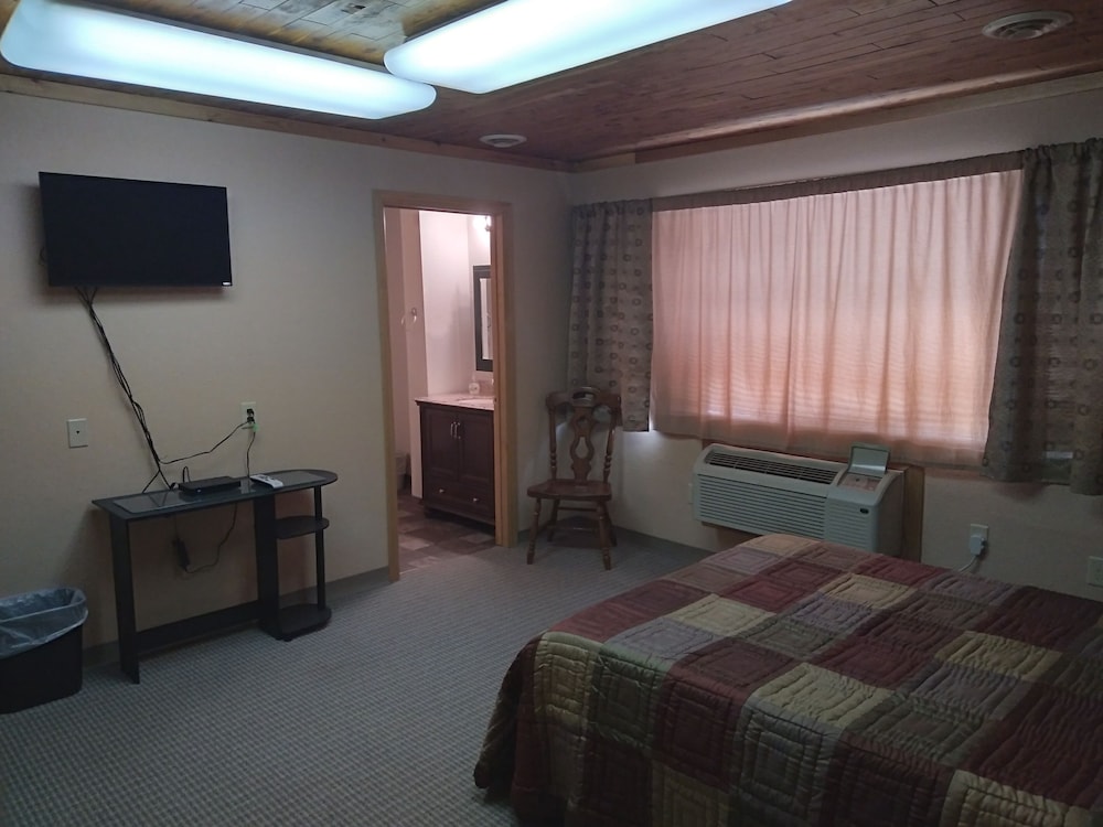 Deluxe Single Room, 1 Queen Bed photo 2
