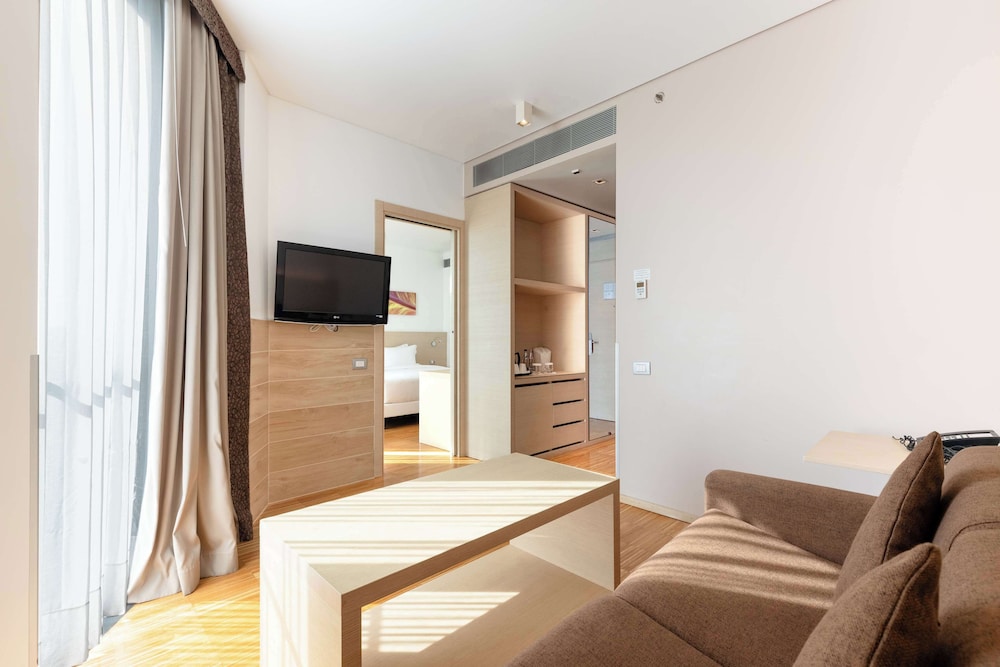 Suite, 1 King Bed, Corner - Photo 9
