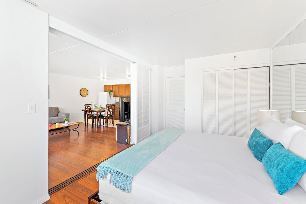 High Floor Ocean View Condo (King Bed and Parking): City Condo, 1 Bedroom, Balcony, Ocean View (0076) photo