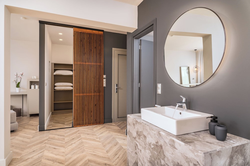 Luxury Suite - Photo 3