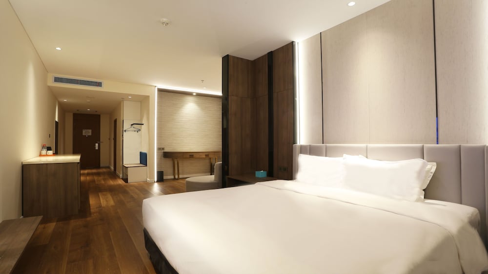 Standard Room, 1 King Bed (Extra Floor Space) photo 1
