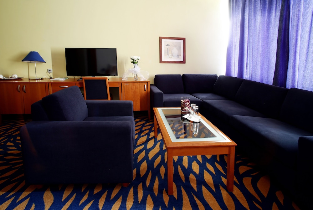 Suite - Photo 3