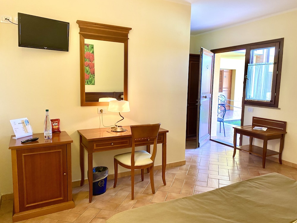 Superior Room, 1 Double or 2 Twin Beds, Pool View photo 1