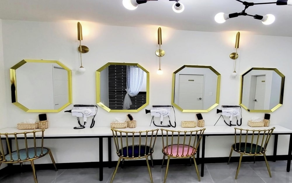 Room (4 Female Capsule Room (1 Person Rate))