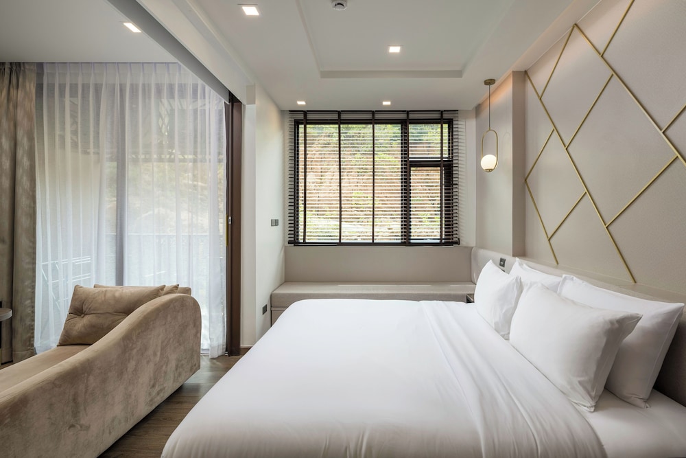 Premier Room, 1 King Bed - Photo 11