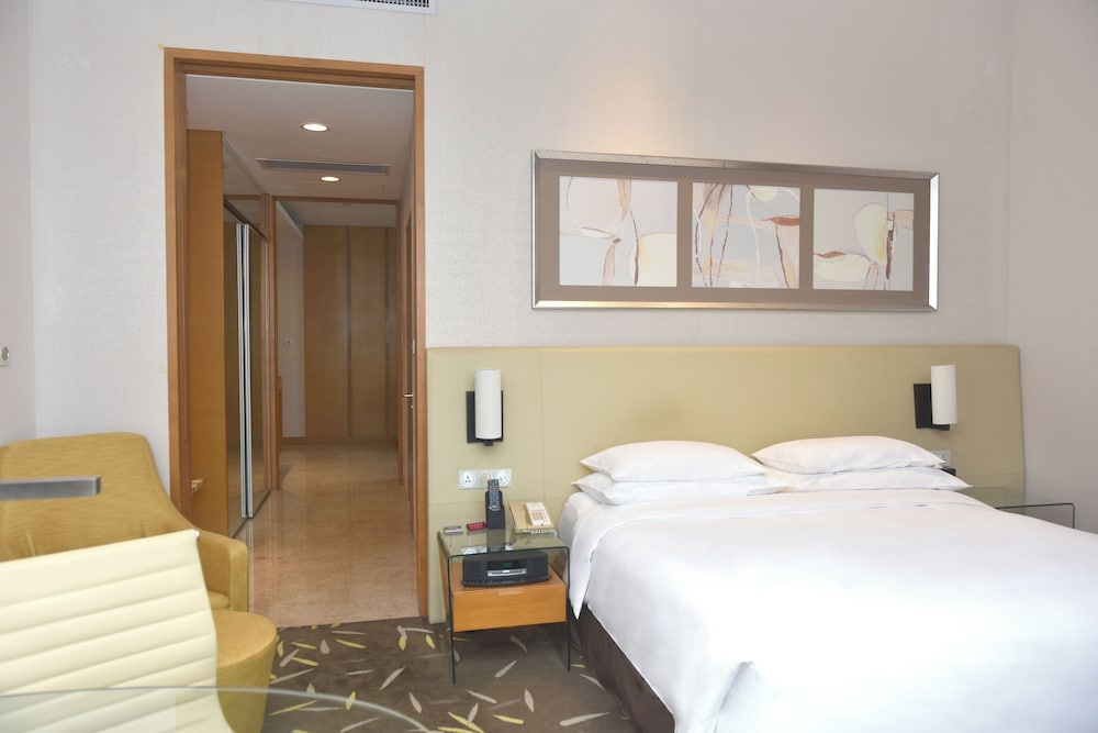 Suite, 1 Bedroom - Photo 2