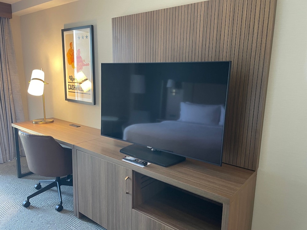 Standard King Room with Sofa Bed and Centennial Park View thumbnail 5