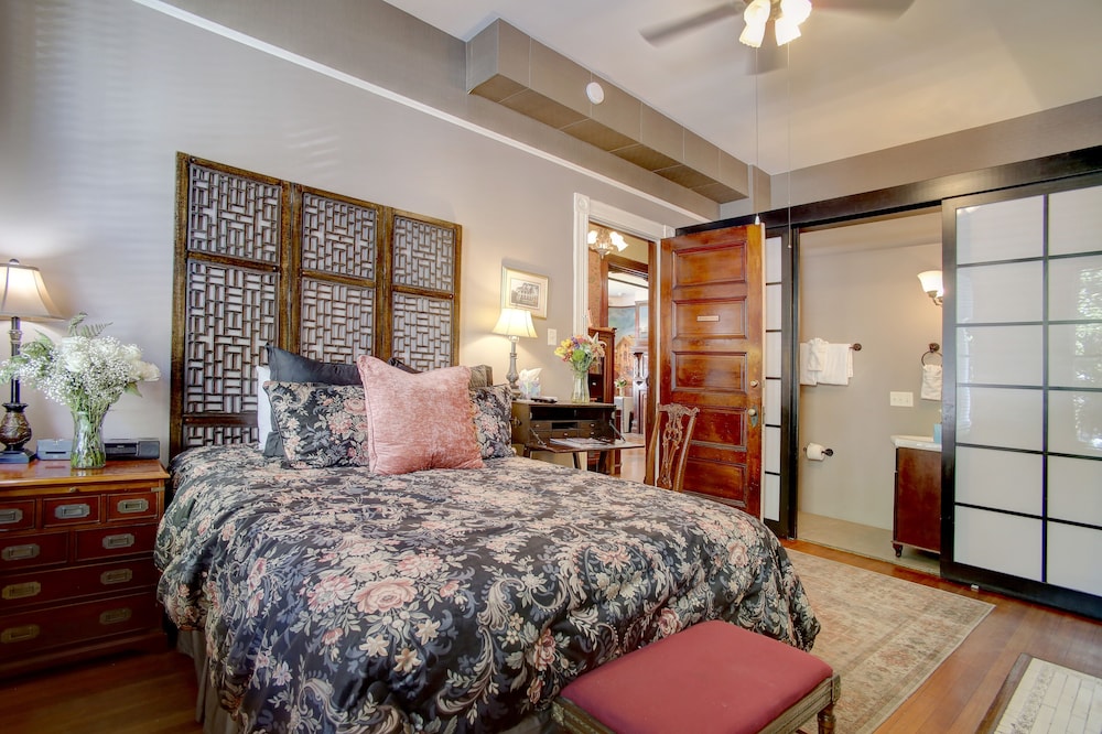 Gentlemen's Parlor, Deluxe Room, 1 Queen Bed, Fireplace