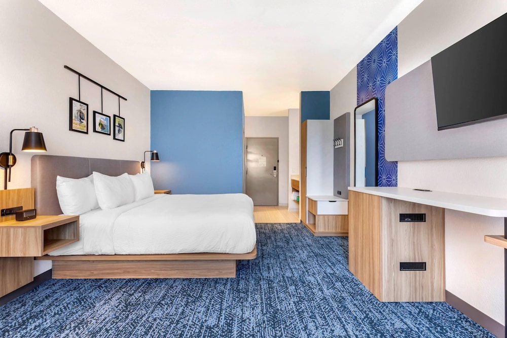 Standard Room, 1 King Bed, Non Smoking - Photo 2