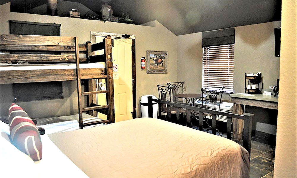 Rustic Creek Cabin 6 photo 2