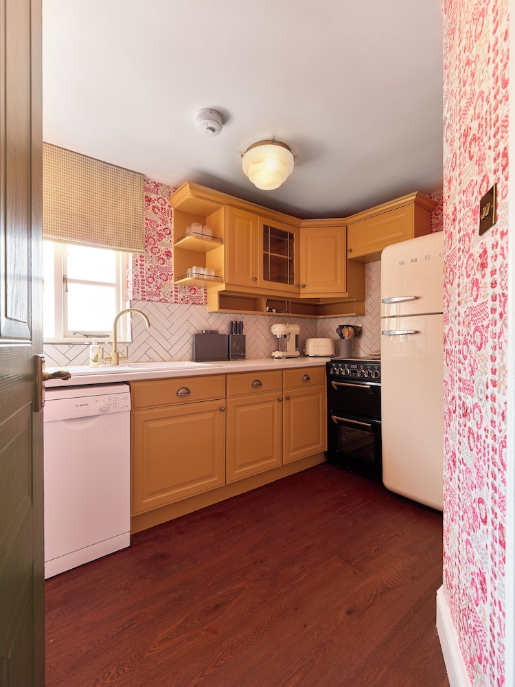 21B Abbey Row- 2 Bedroom Townhouse (Separate Building) photo 3