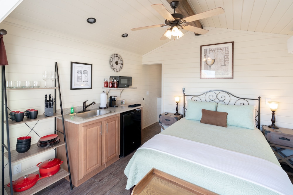 Chalet, 1 Queen Bed, Kitchenette photo 1