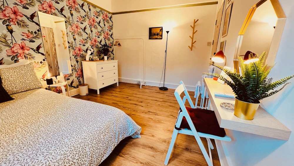 Comfort Room, 1 Double Bed, Non Smoking, Shared Bathroom (R4) photo 1