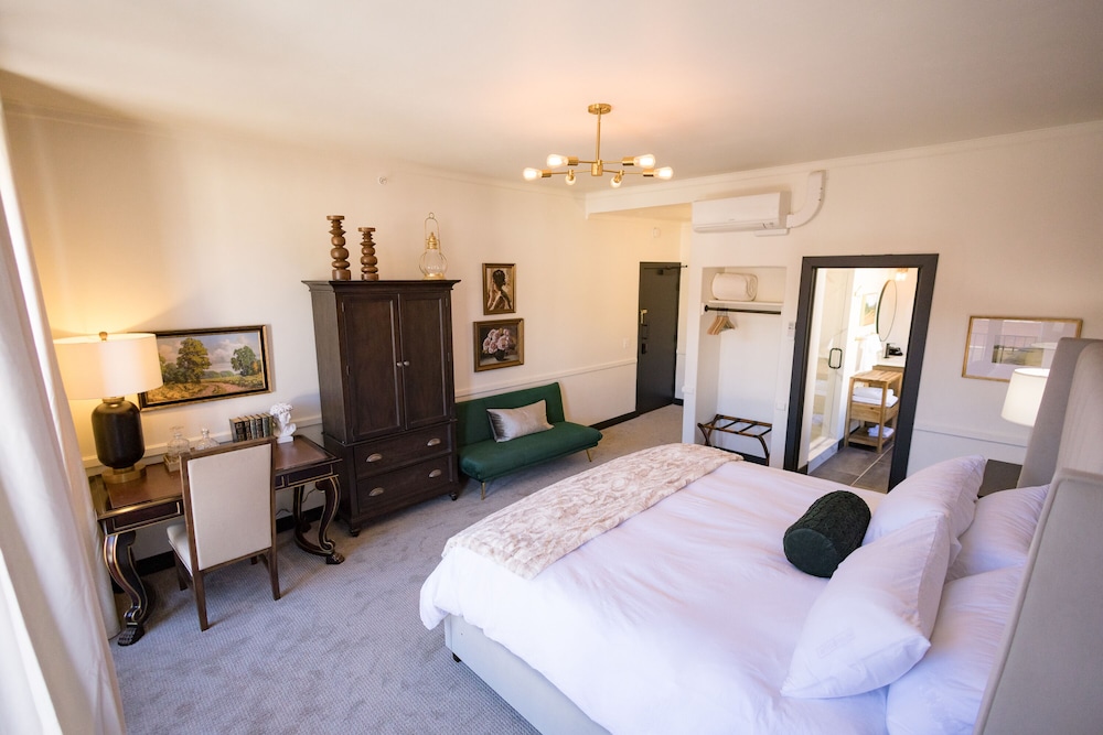 Deluxe Single Room, 1 King Bed, City View photo 2