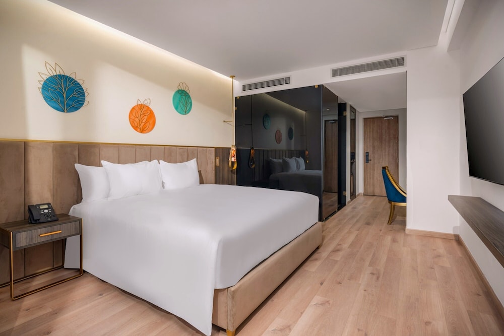 Classic Room, 1 King Bed photo 2