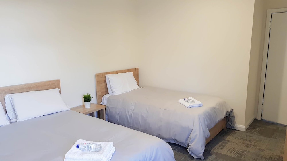 Standard Queen and Single Room, Multiple Beds, Shared Bathroom photo 2