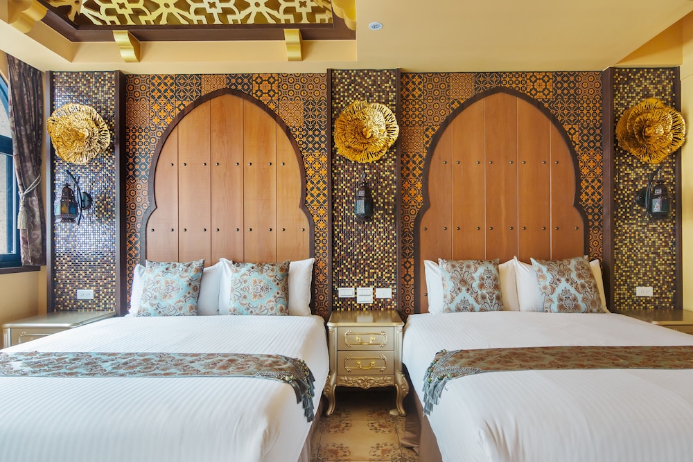 Grand Quadruple Room, 2 Queen Beds photo 3