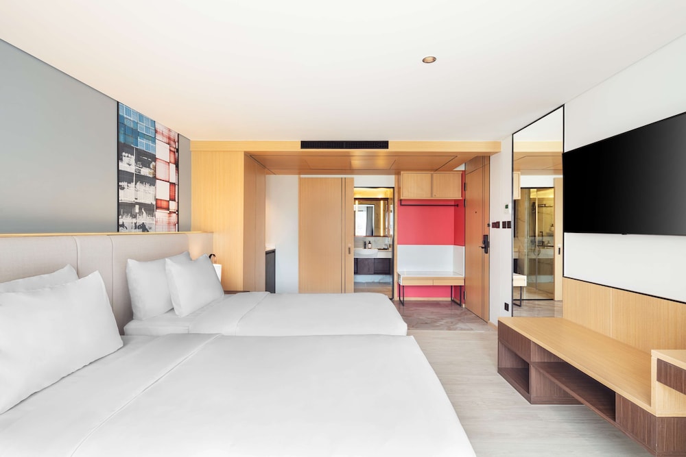 Deluxe Room, 1 King Bed, Non Smoking photo 3