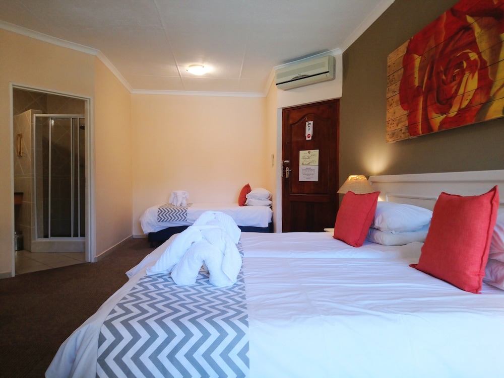 Basic Triple Room, 3 Twin Beds, Garden View, Ground Floor