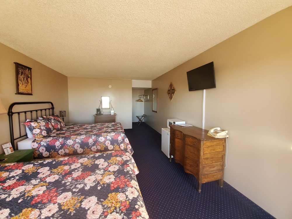 Economy Double Room, 2 Queen Beds, Non Smoking photo 2