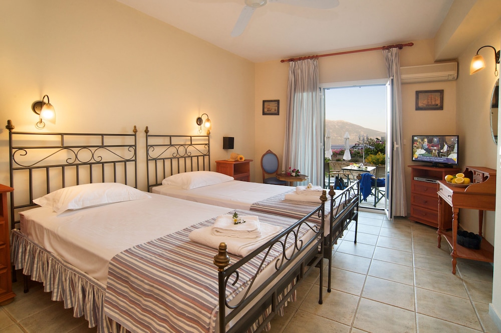 Standard Double or Twin Room, Partial Sea View photo 2
