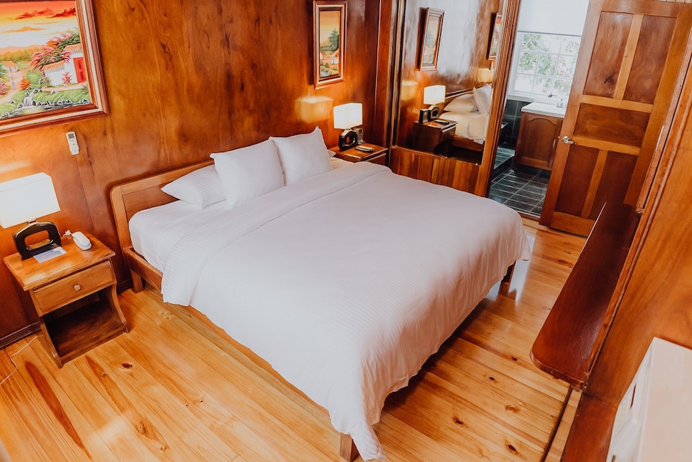 Suite, 1 King Bed photo 1