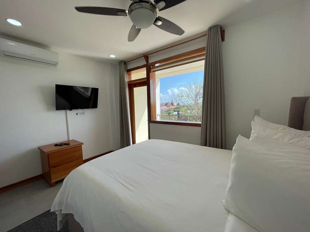 Suite, 2 Queen Beds, Balcony, Garden View thumbnail 5
