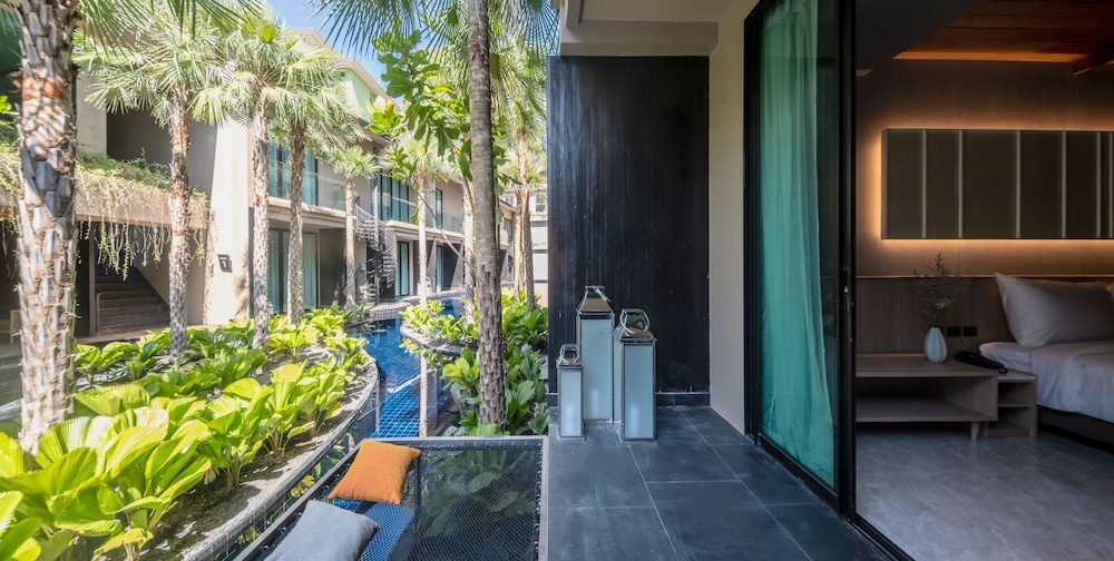 Superior Room, 1 Bedroom, Pool View - Photo 3