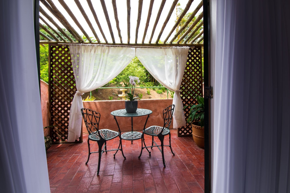 Premium Room, 1 King Bed, Balcony, Garden View photo 2
