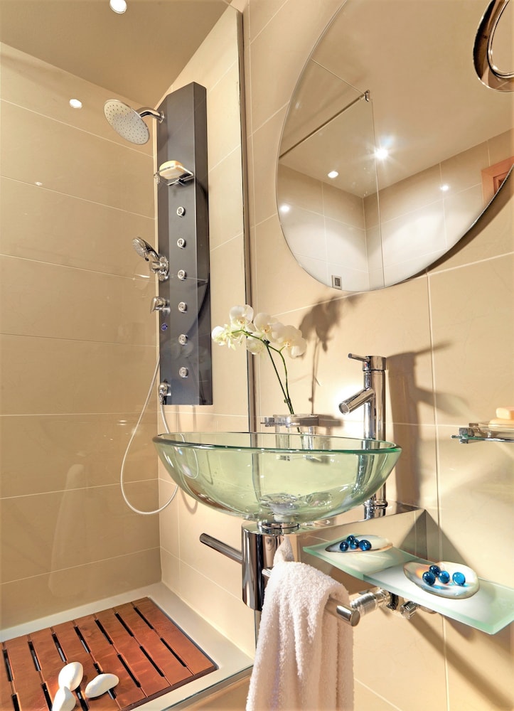 Luxury Two-Bedroom Suite - Photo 6