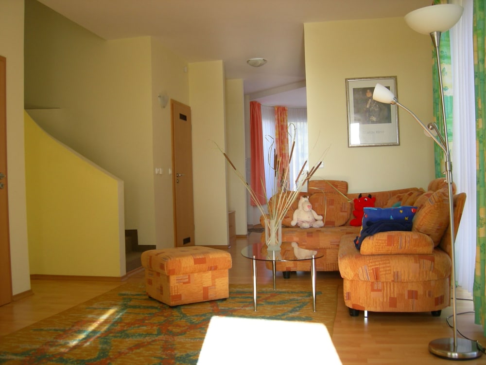 House, Lake View photo 1