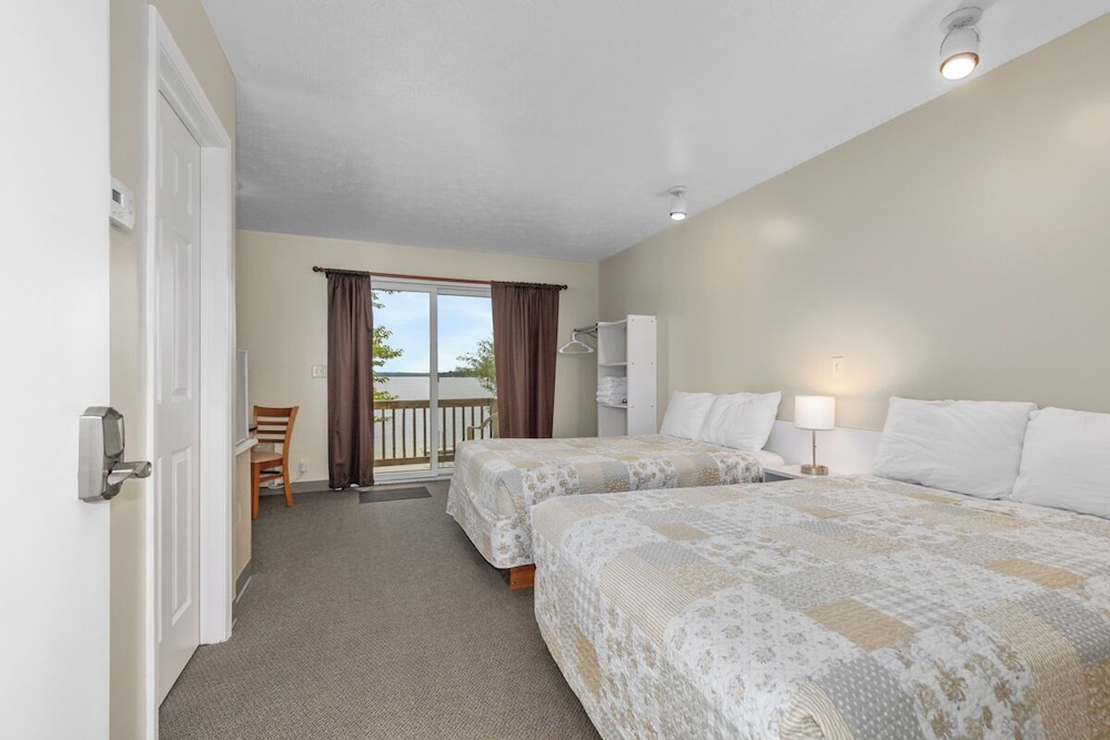 Double Room, 2 Double Beds, Patio, Lake View photo 3