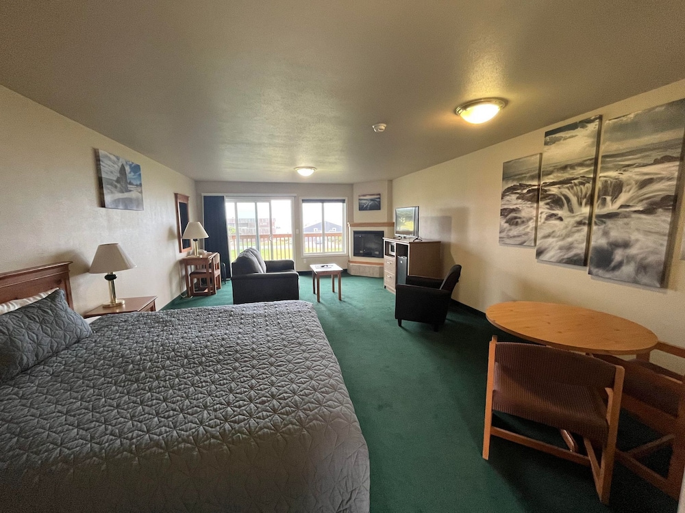 Standard Studio, 1 King Bed, Partial Ocean View, Sea Facing
