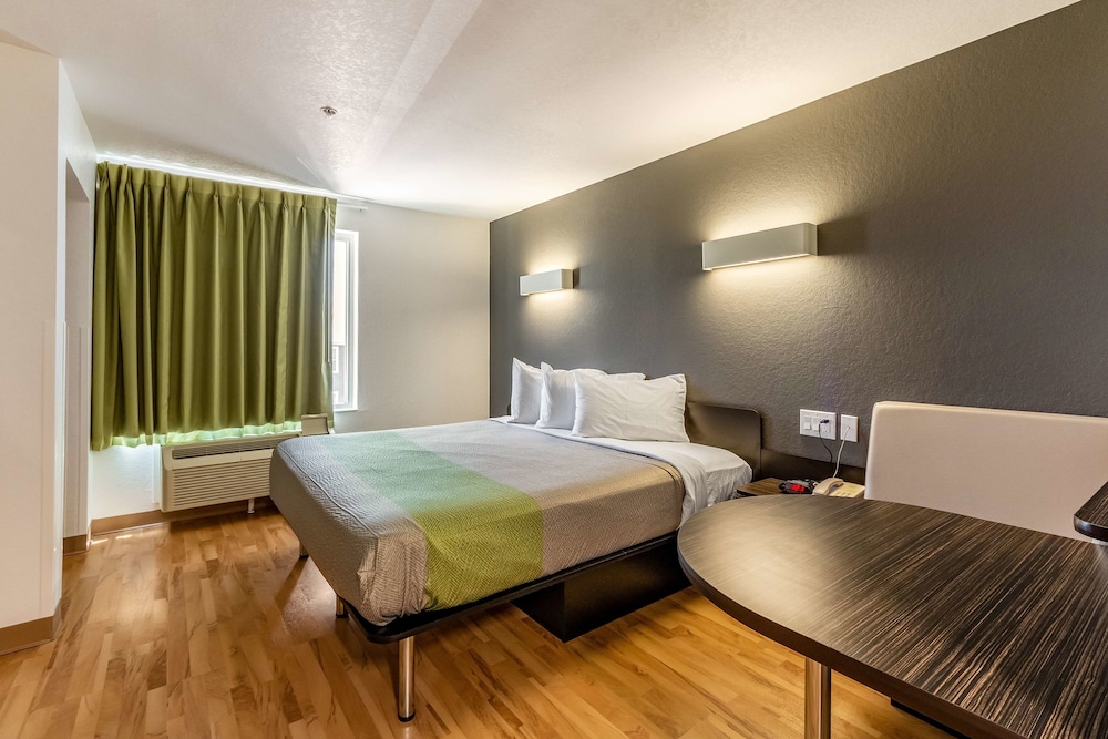 Deluxe Room, 1 King Bed, Non Smoking, Kitchenette photo 2