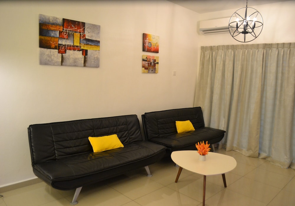 House, 5 Bedrooms photo 2