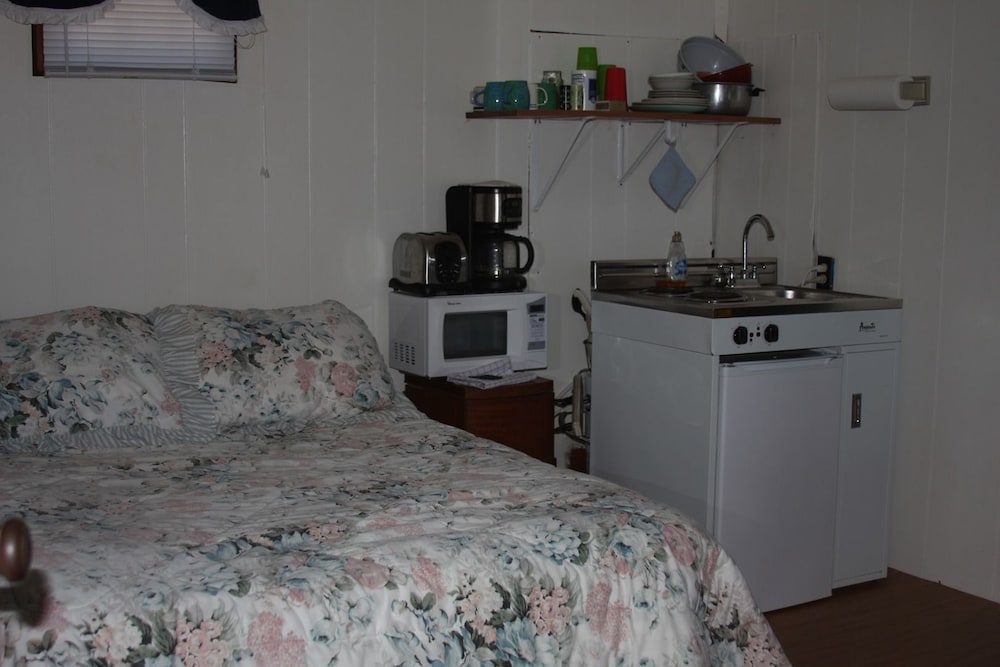 Lakefront Purple Cottage photo 2