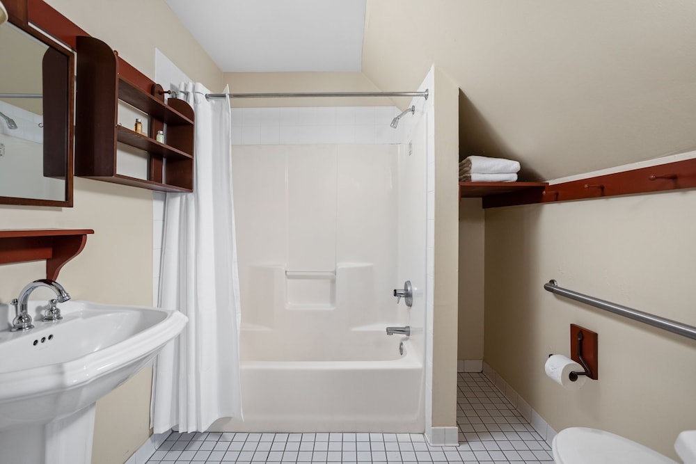 Standard Room, 2 Queen Beds - Photo 4