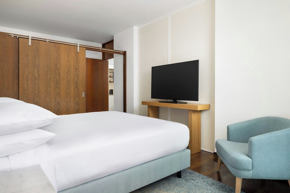 Suite, 1 Bedroom, Pool View (Balcony) - Photo 4