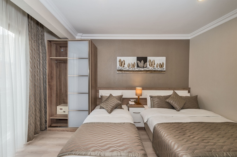 Standard Triple Room, City View photo 2
