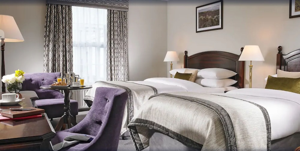 Premium Triple Room (1 King and 2 Single Beds) photo 3