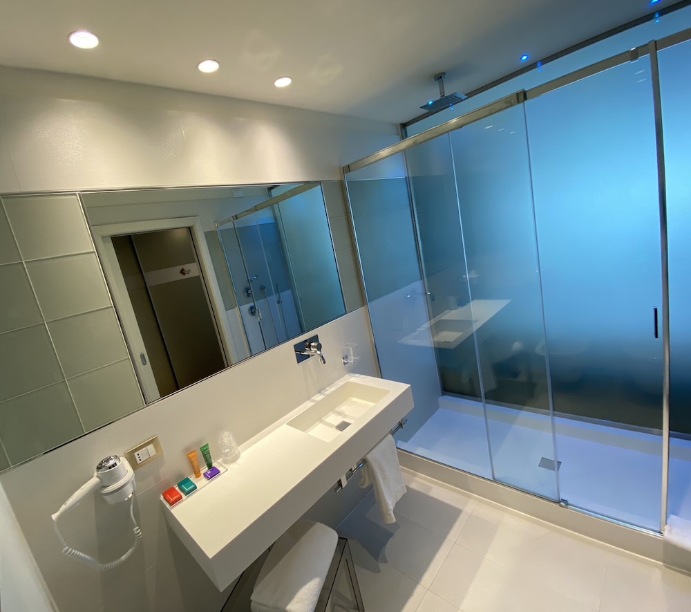 Standard Room, Multiple Beds - Photo 5
