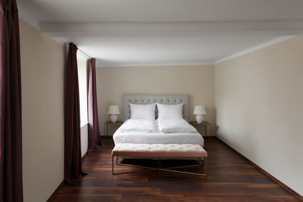 Large 1 Bedroom Apartment with Sofa Bed - Photo 2