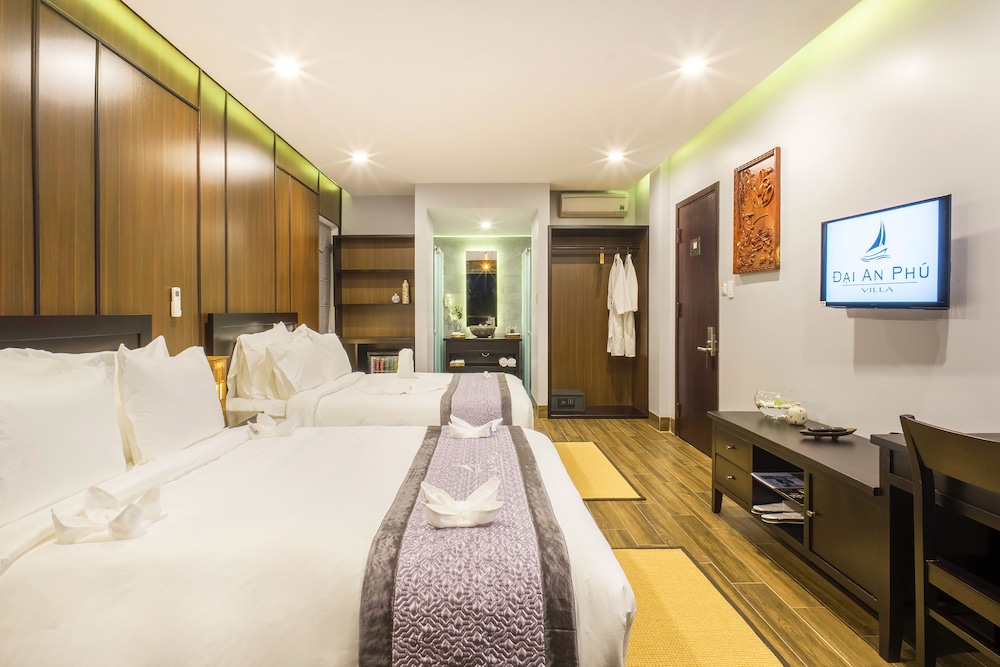 Family Suite, 2 Queen Beds, Balcony, Poolside