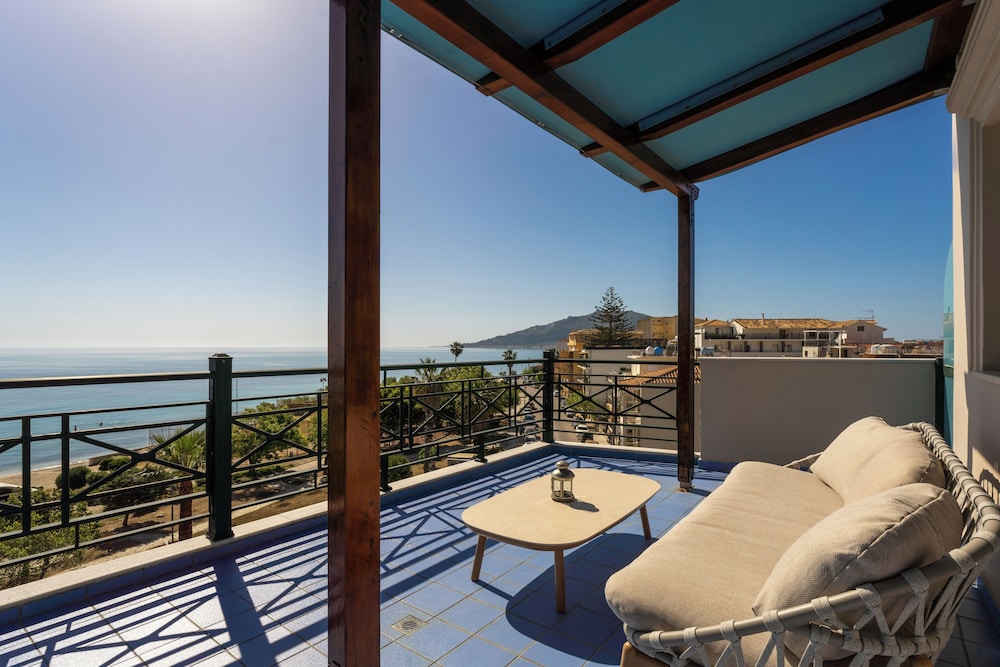 Junior Studio Suite, 1 Queen Bed, Sea View