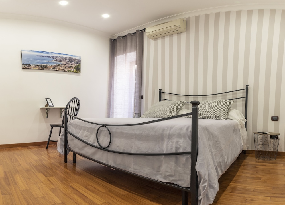 Comfort Room, 1 Queen Bed (Room 45 - O' Vino Buono)