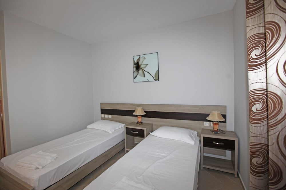 Economy Triple Room photo 2