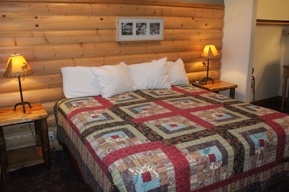 Motel, Old Faithful Geyser (118) - King, Private Bath, Tub/Shower, TV, MW, F, Street side photo 2