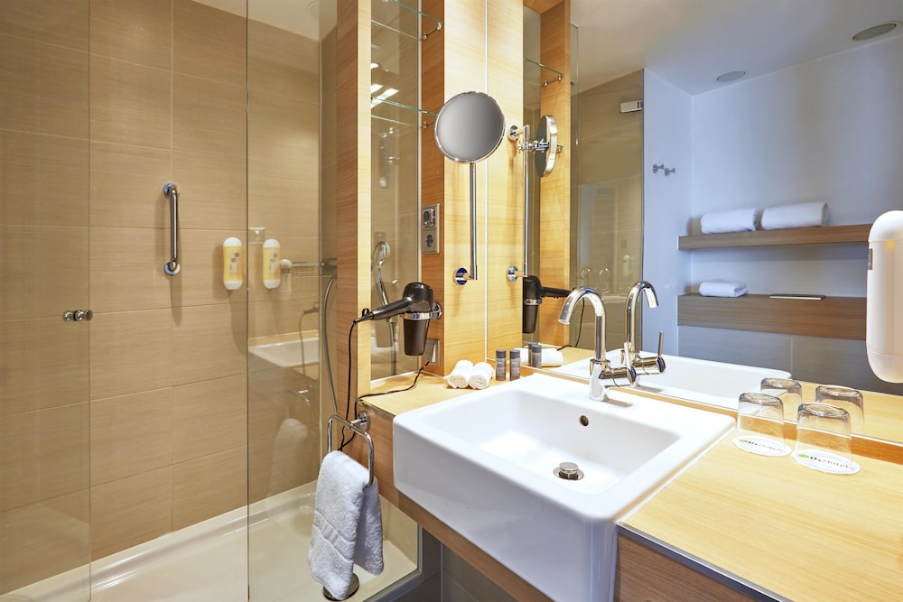 Business Double Room, 1 King Bed thumbnail 5
